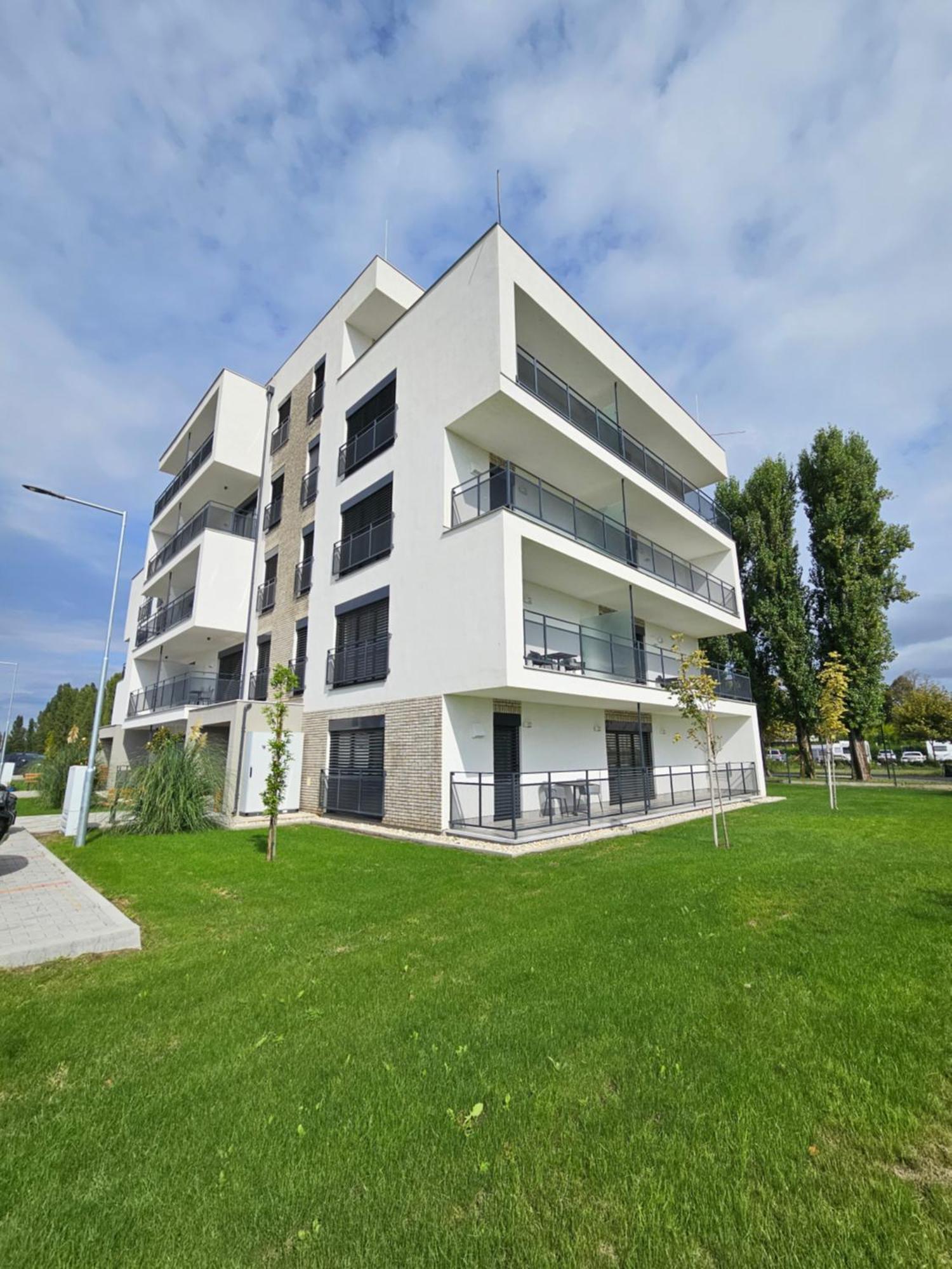 Harmonia Riva Apartman B11 Dunajská Streda Buitenkant foto